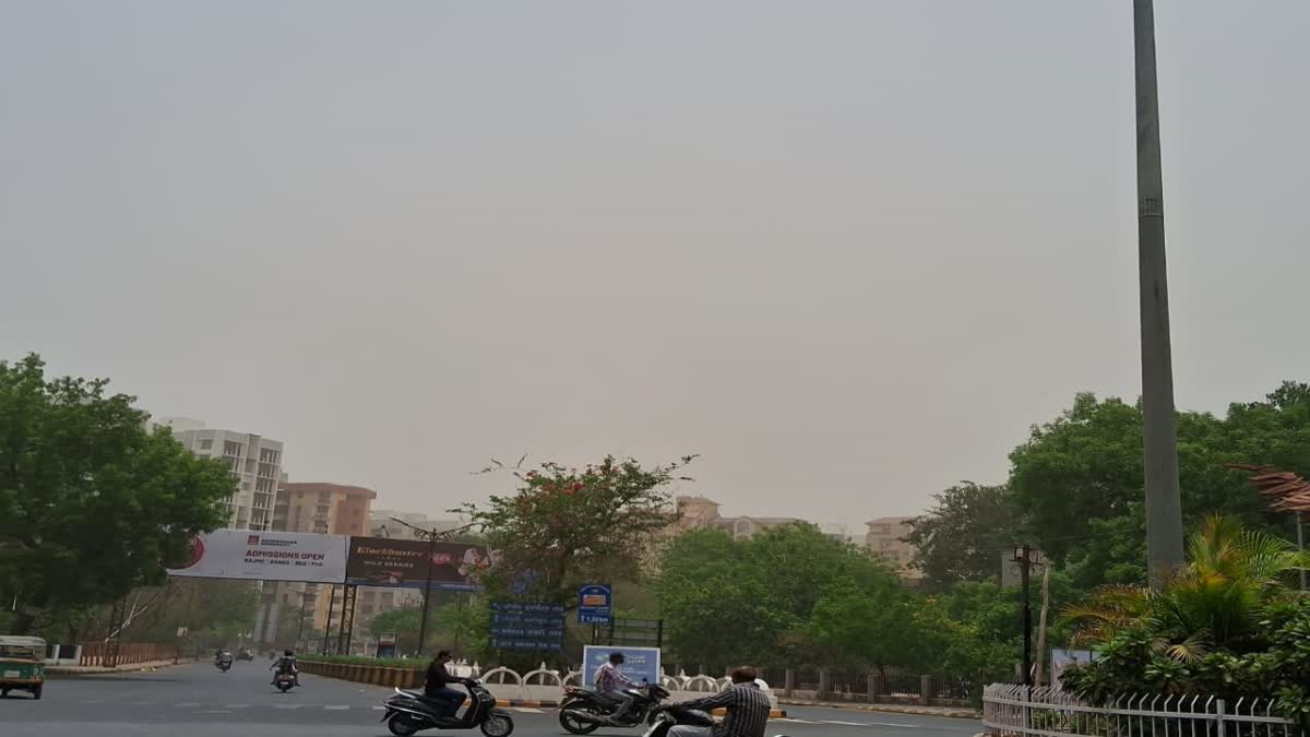 Gujarat Weather Updtaes: અમદાવાદમાં ભારે પવન, ધૂળની ડમરીઓ ઊડી