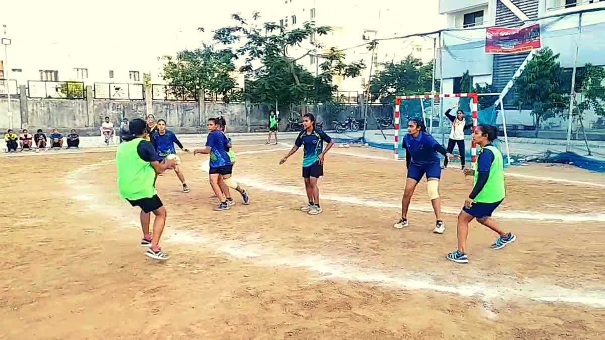 100-women-players-trained-in-handball-in-the-summer-camp-16-players-participate-in-national-school-sports-mahakumbh