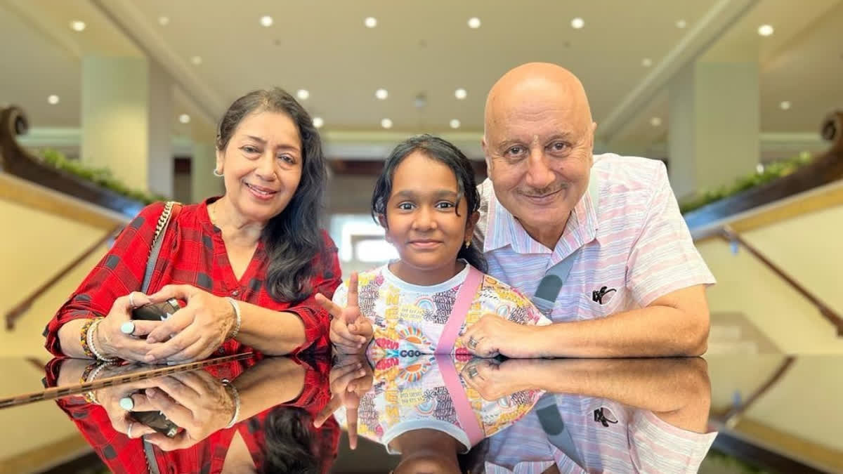 Anupam Kher drops pic with Satish Kaushik's family, says 'there are friends that become family'