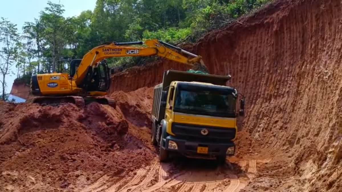 Mannedupp  Land mining in Pothuvacheri in Kannur  ഭൂമിയെ കാര്‍ന്നെടുക്കുന്നു  കണ്ണൂരില്‍ മണ്ണെടുപ്പ് വ്യാപകം  ആശങ്കയില്‍ ജനങ്ങള്‍  പൊതുവാച്ചേരി  പൊതുവാച്ചേരി റോഡില്‍ കുന്നിടിക്കല്‍ വ്യാപകം  കണ്ണൂര്‍ വാര്‍ത്തകള്‍  കണ്ണൂര്‍ ജില്ല വാര്‍ത്തകള്‍  കണ്ണൂര്‍ പുതിയ വാര്‍ത്തകള്‍  kerala news updates  latest news in kerala  latest news in kerala