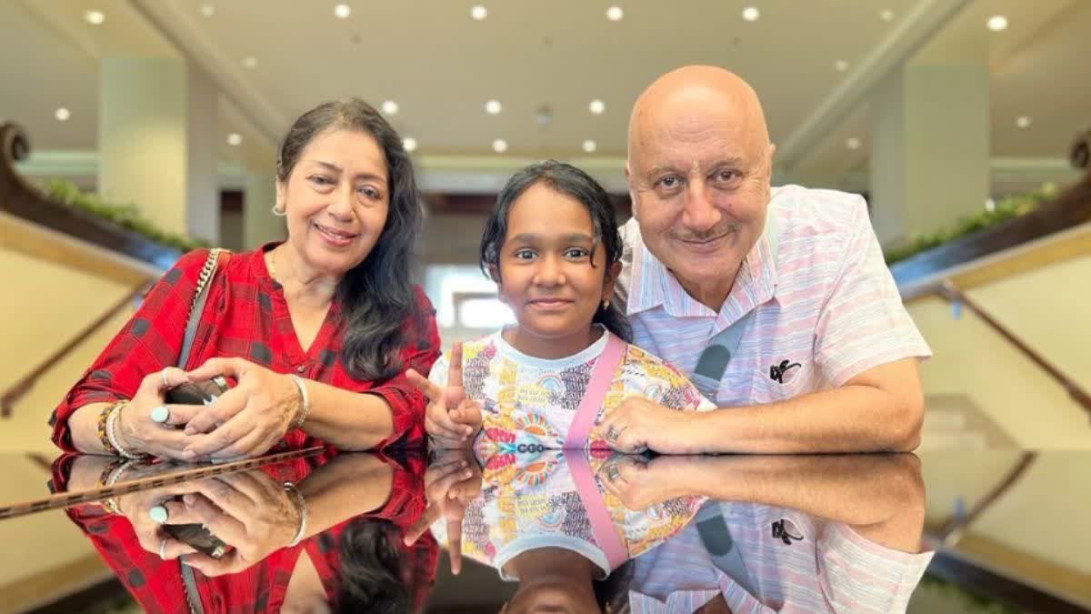 Anupam Kher with Satish Kaushik family