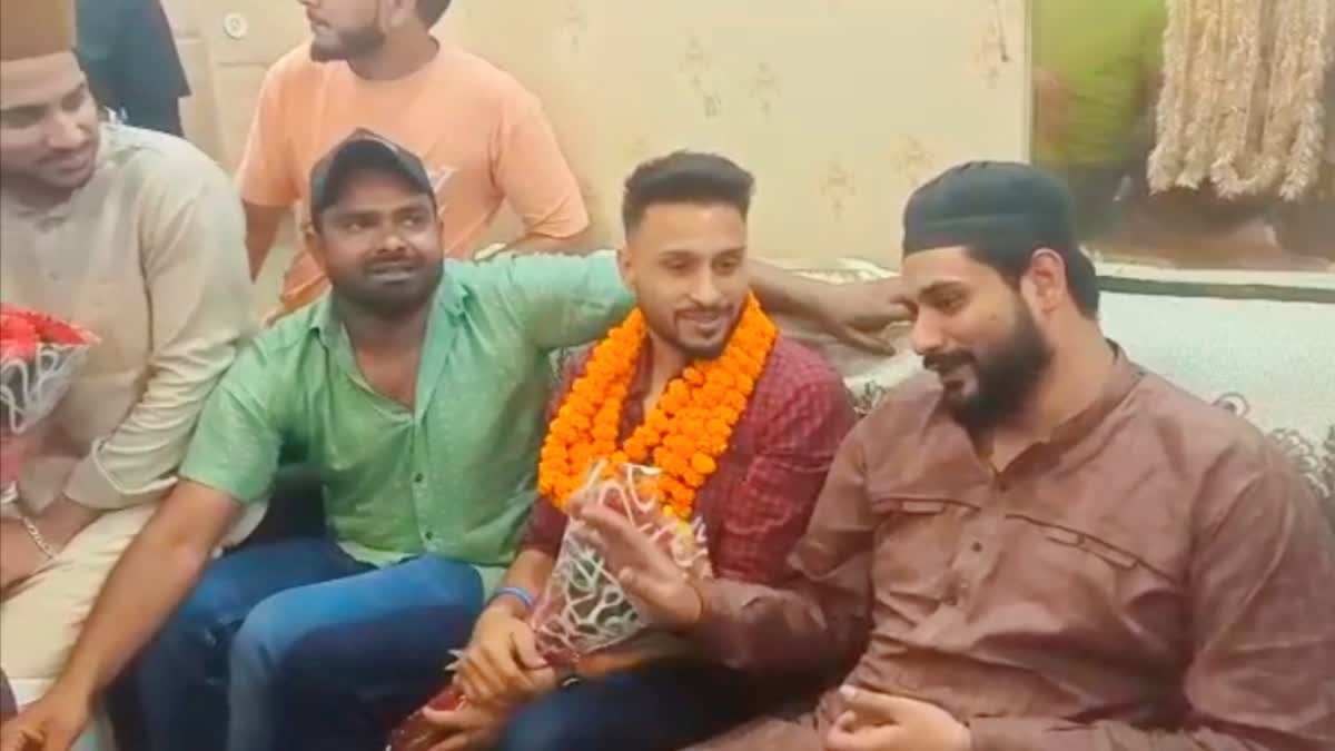 Akash Madhwal Offered Chadar in Piran Kaliyar