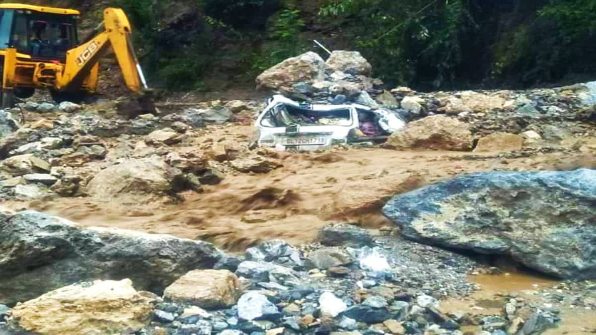 Debris fell on Delhi number car in Sirmaur.