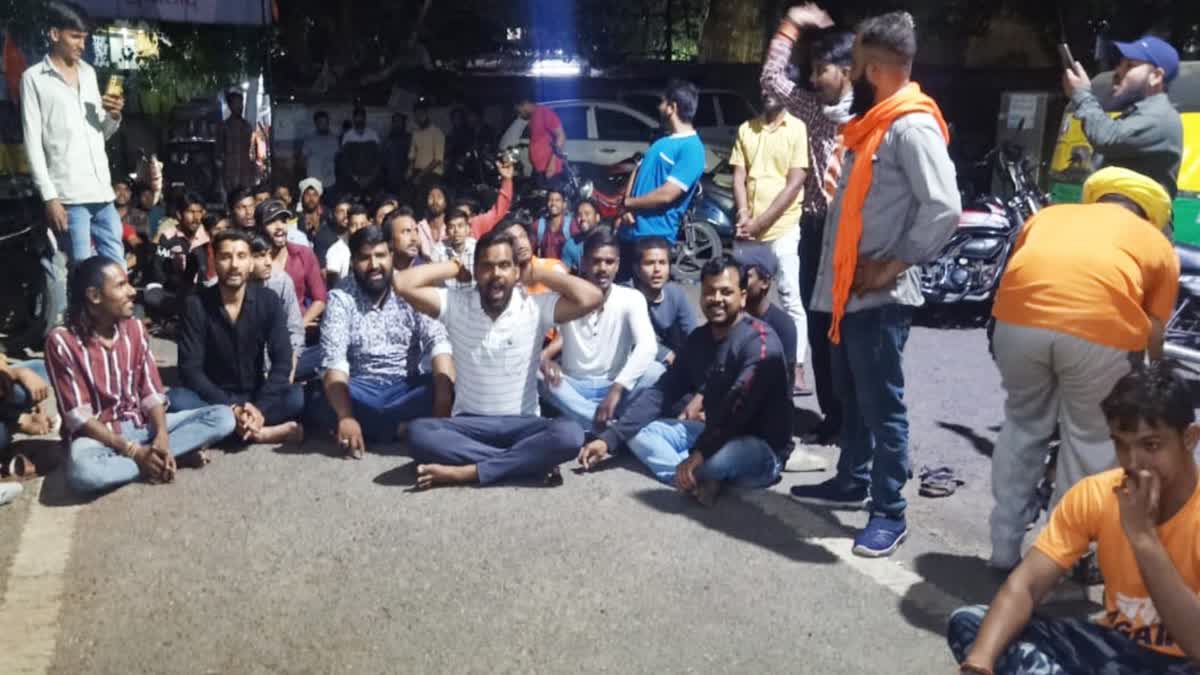 Indore Bajrang Dal surrounded police station