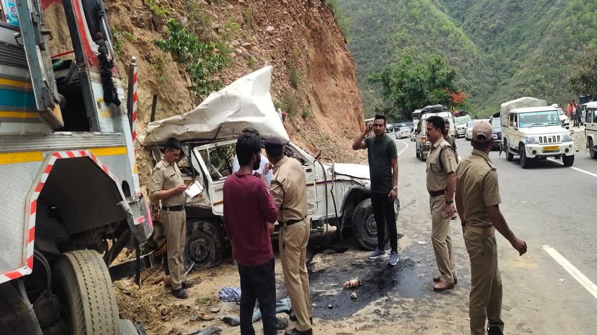 ऋषिकेश बदरीनाथ हाईवे पर भीषण सड़क हादसा दो लोगों की मौत चार घायल 7721