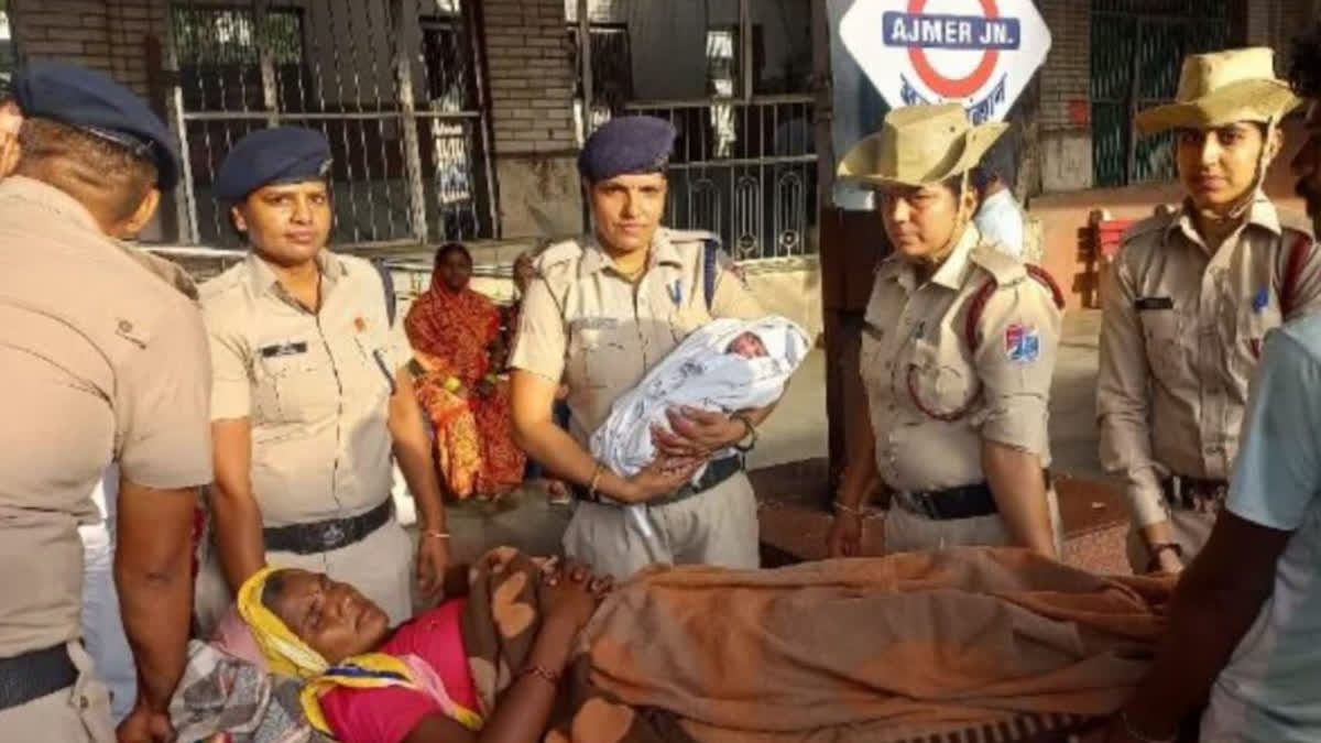 RPF WOMAN CONSTABLES SAVE PREGANT WOMAN LIFE AND HELP THE WOMAN TO DELIVER HER BABY AT AJMER STATION