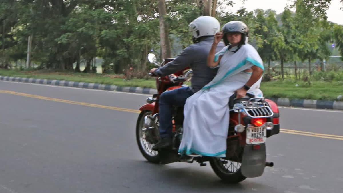 Mamata shows her humanitarian side, leaves her car for sick photojournalist