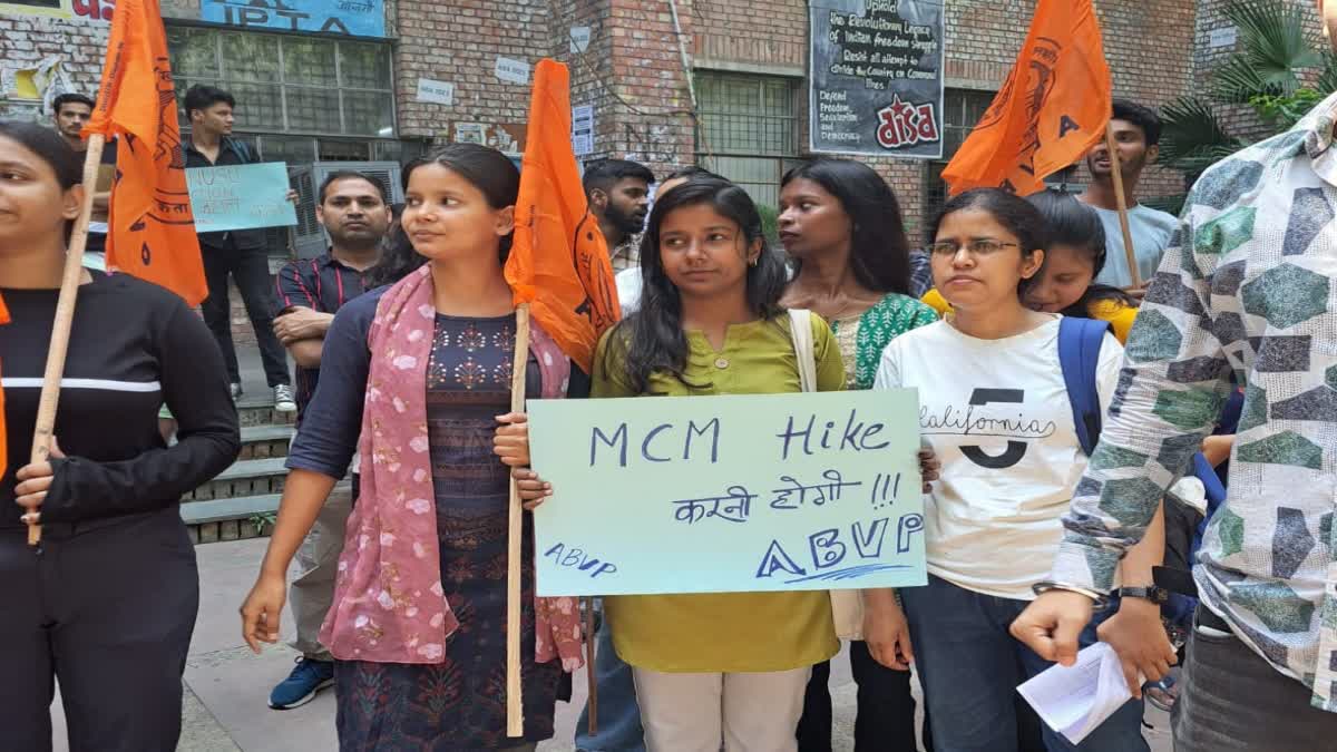 ABVP छात्रों ने किया जोरदार प्रदर्शन