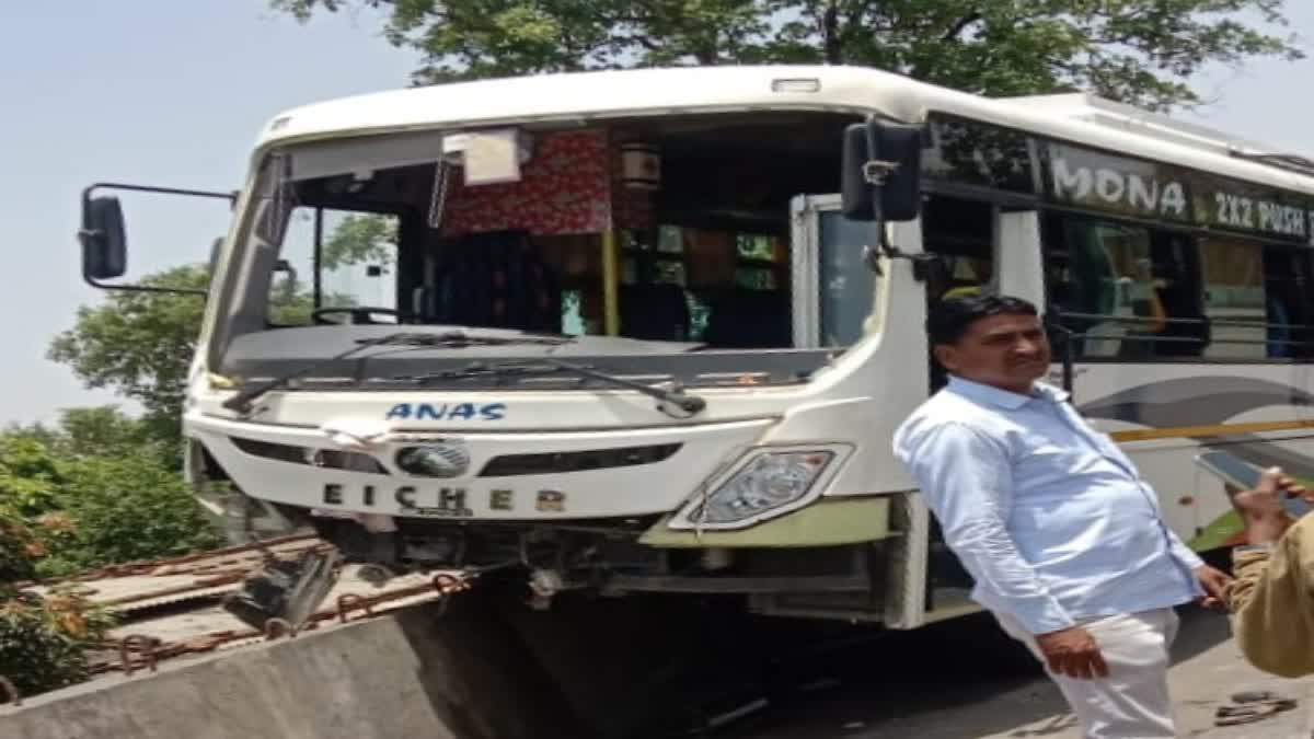 http://10.10.50.75//jharkhand/02-June-2023/jh-lat-bus-accident-jh10010_02062023171950_0206f_1685706590_241.jpg