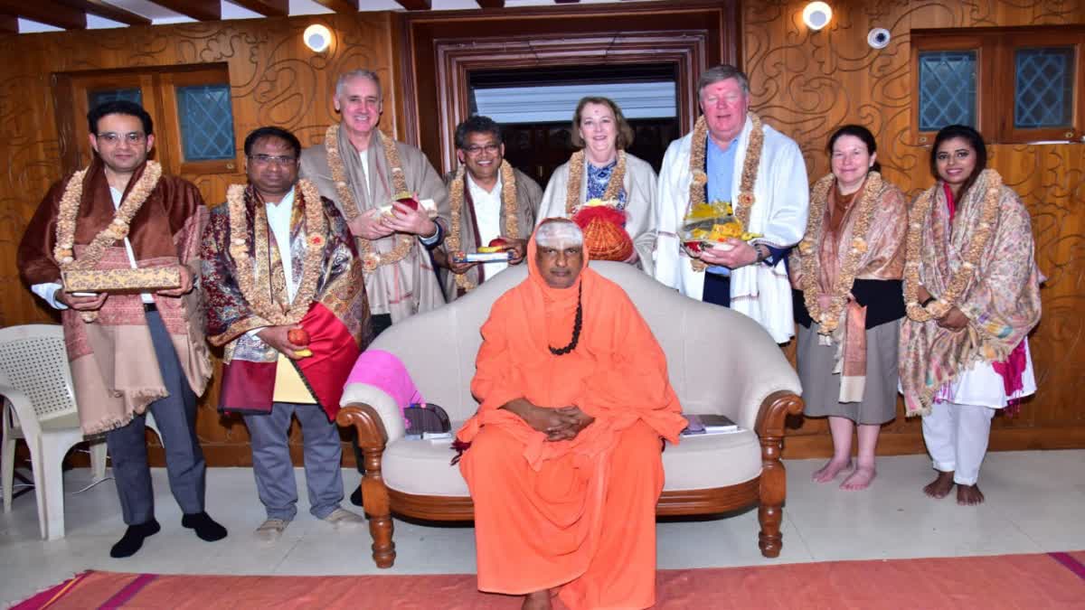 australian-parliamentary-delegation-visited-suttur-mutt-in-mysuru