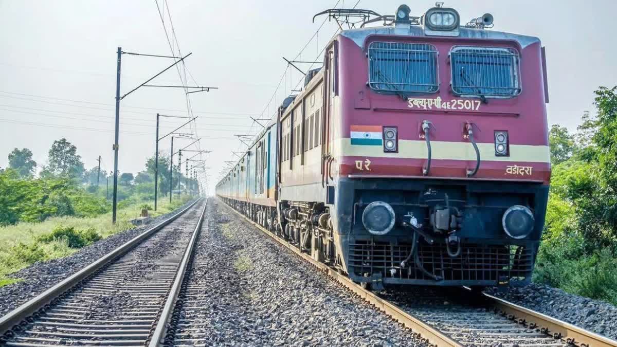 Woman gives birth to child inside train  birth to child inside train compartment  train compartment  Burdwan  West Bengal  Kerala  യാത്രക്കിടെ പ്രസവവേദന  റെയില്‍വേ അധികൃതര്‍  ട്രെയിന്‍ കമ്പാര്‍ട്ട്‌മെന്‍റിനകത്ത്  കമ്പാര്‍ട്ട്‌മെന്‍റിനകത്ത് കുഞ്ഞിന് ജന്മം നല്‍കി  കുഞ്ഞിന് ജന്മം നല്‍കി  യുവതി  ട്രെയിന്‍