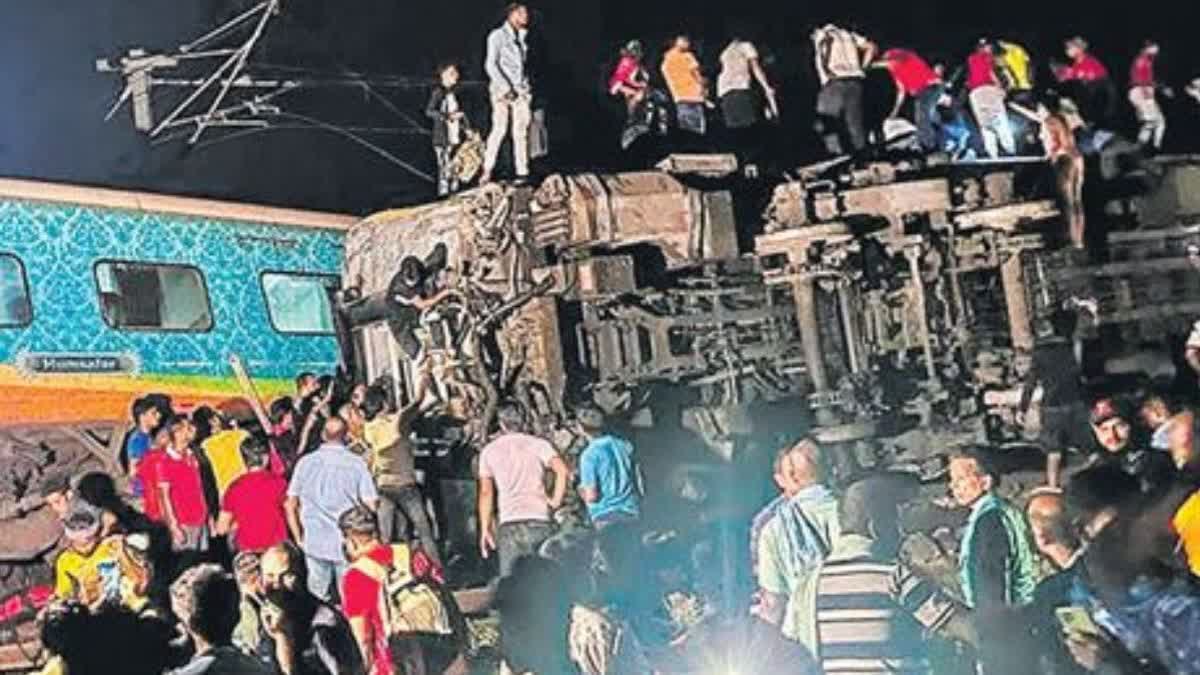 Odisha train accident  congress leaders about Odisha train accident  ഒഡിഷ ട്രെയിൻ അപകടം  റയില്‍ ഗതാഗതത്തിന് ഏറെ സുരക്ഷ ഒരുക്കണം  മന്ത്രി അശ്വിനി വൈഷ്‌ണവ്  ഒഡിഷ ട്രെയിന്‍  കോണ്‍ഗ്രസ് നേതാക്കള്‍  റയില്‍വേ മന്ത്രി  ഒഡിഷയിലെ ബാലസോറിലെ ട്രെയിന്‍ ദുരന്തം