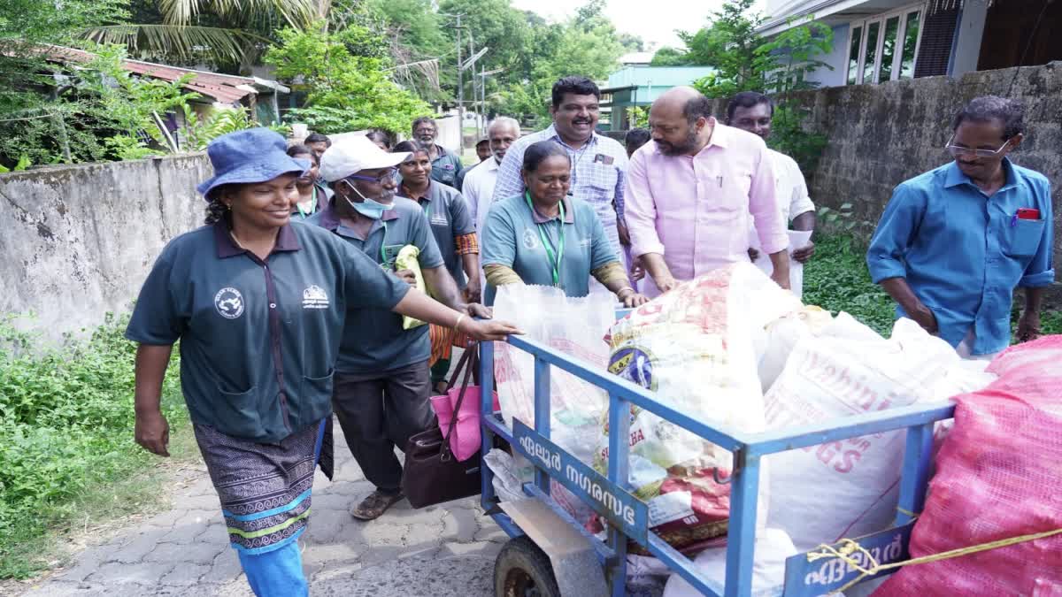 Minister P Rajeev with Clean Kalamassery Project  Minister P Rajeev  Clean Kalamassery Project  വീടുകള്‍ കയറിയിറങ്ങി  മാലിന്യം ശേഖരിച്ച് മന്ത്രി പി രാജീവ്  മന്ത്രി പി രാജീവ്  കൊച്ചി കളമശ്ശേരി  കളമശ്ശേരി നഗരസഭ  കളമശ്ശേരി ശുചിത്വത്തിനൊപ്പം