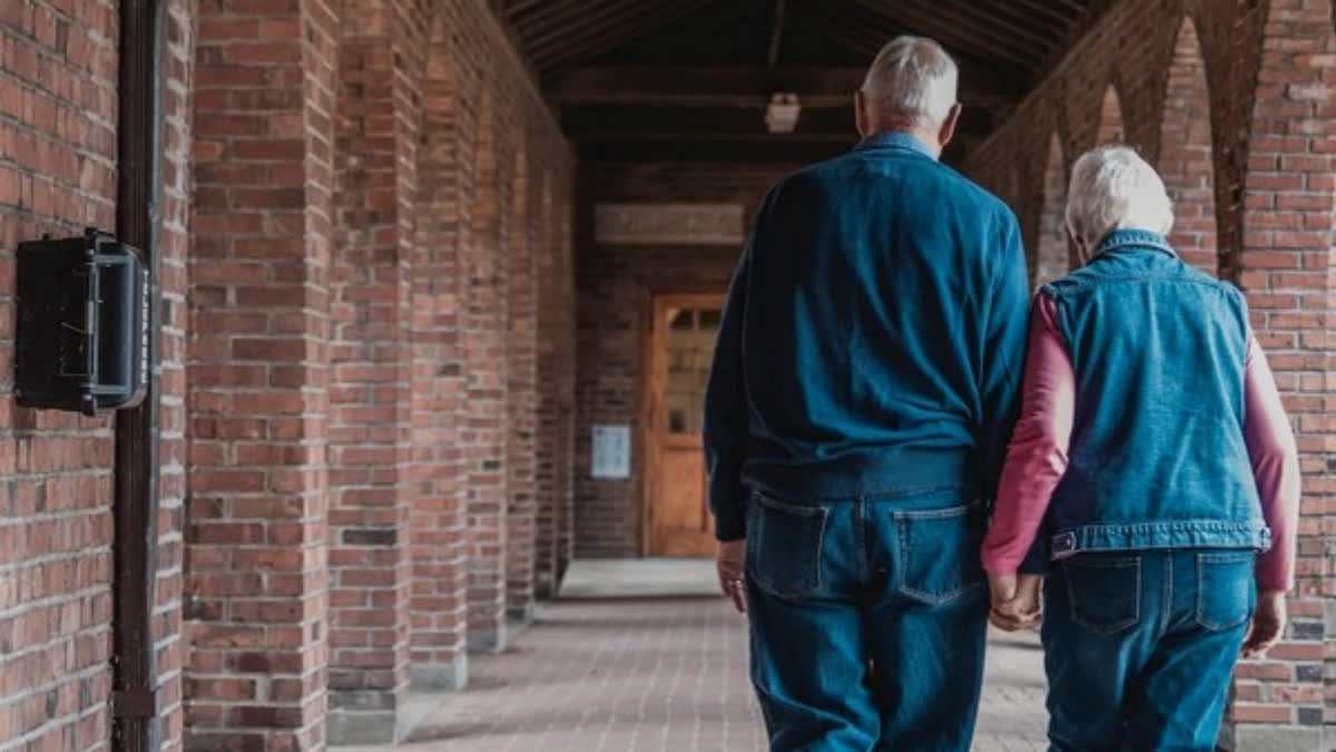 Researchers find walking improves brain connectivity, memory in older adults