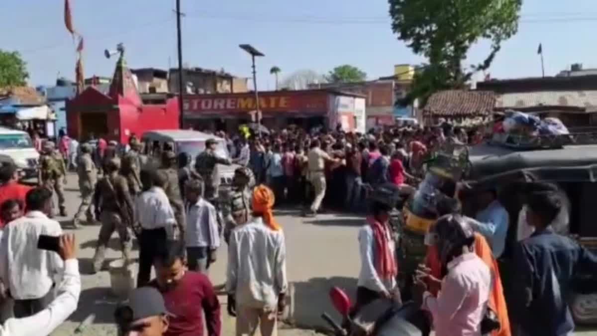 People blocked road in protest against murder of grain trader in Koderma