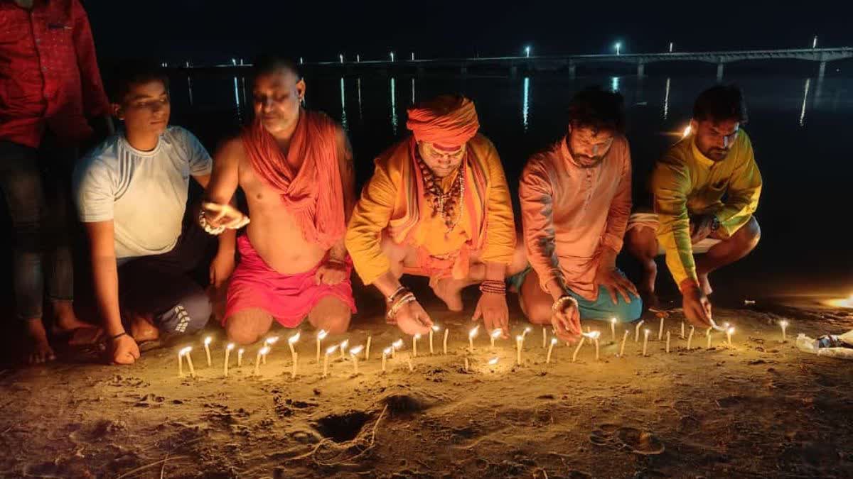 आत्मा शांति के लिए संतों ने सरयू तट पर किया दीपदान