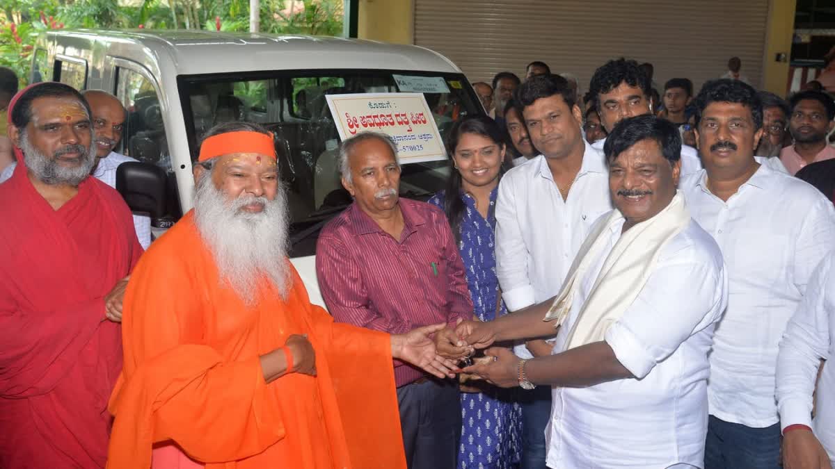 minister-hc-mahadevappa-attended-ganapathy-sacchidananda-swamijis-birth-anniversary