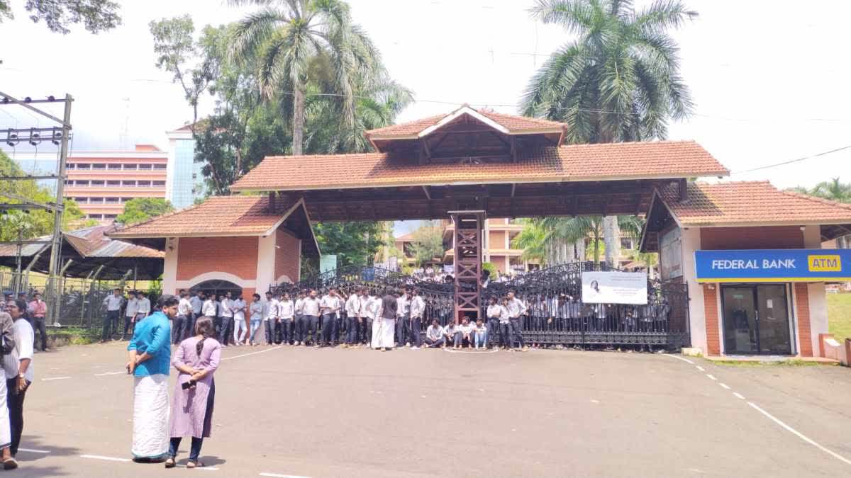 students protest  students protest in amaljyothi engineering college  amaljyothi engineering college  amaljyothi protest  amaljyothi engineering college suicide  suicide  college student suicide  Kanjirapally amaljyothi  students protest in amaljyothi  കാഞ്ഞിരപ്പള്ളി അമൽജ്യോതി കോളജ്  അമൽജ്യോതി എൻജിനിയറിങ് കോളജ്  അമൽജ്യോതി എൻജിനിയറിങ് കോളജ് വിദ്യാർഥി ആത്മഹത്യ  വിദ്യാർഥിനിയുടെ ആത്മഹത്യ  വിദ്യാർഥിനിയുടെ ആത്മഹത്യയിൽ പ്രതിഷേധം  അമൽജ്യോതി കോളജിൽ പ്രതിഷേധം  അമൽജ്യോതി കോളജിൽ സമരം  ശ്രദ്ധ സതീഷ്  കോളജ് ഹോസ്റ്റലിൽ ആത്മഹത്യ  ശ്രദ്ധ സതീഷ് ആത്മഹത്യ  ആത്മഹത്യ