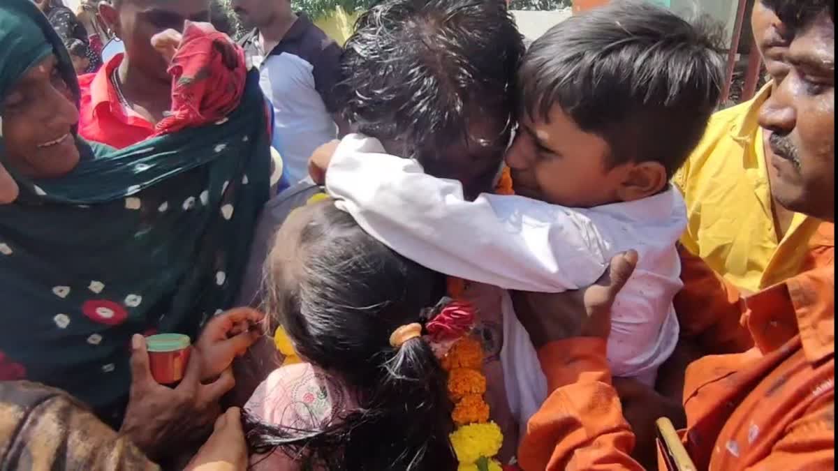 Gujarat Fishermen Released : પાકિસ્તામાંથી મૂક્ત કરાયેલા માછીમારોમાંથી ત્રણ દીકરાઓ ન દેખાતા એક પિતા ભાંગી પડ્યા