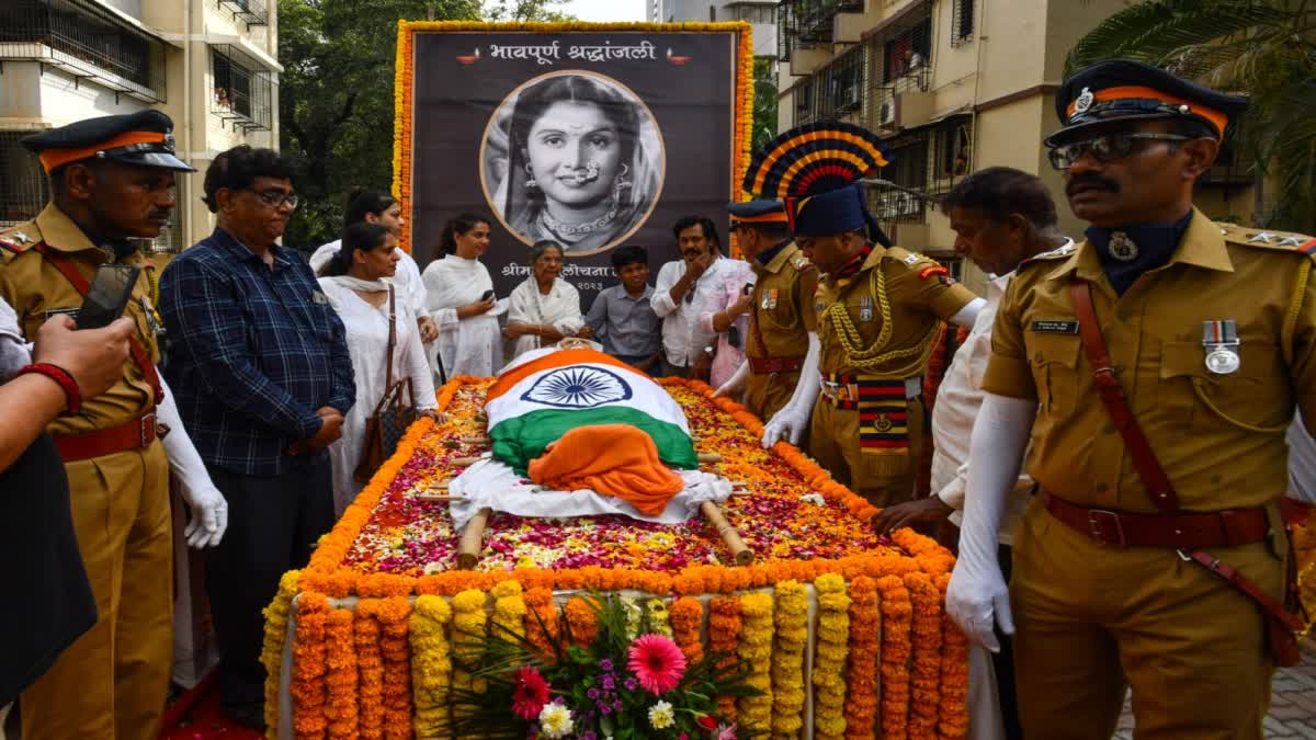 Sulochana Latkar cremated with state honours  Veteran actor Sulochana Latkar cremated  Sulochana Latkar cremated  Sulochana Latkar  പ്രശസ്‌ത ബോളിവുഡ് മറാഠി നടി സുലോചന  സുലോചന ലാട്‌കറെ സംസ്ഥാന ബഹുമതികളോടെ സംസ്‌കരിച്ചു  അമ്മയായി അരങ്ങുതകര്‍ത്ത നടിയായിരുന്നു സുലോചന  സുലോചന  സുലോചന ലാട്‌കറുടെ സംസ്‌കാര ചടങ്ങുകള്‍  സുലോചന ലാട്‌കറുടെ ചെറുമകന്‍ പരാഗ് അജ്‌ഗാവ്‌കര്‍  സുലോചനയുടെ ഏക മകൾ കാഞ്ചൻ