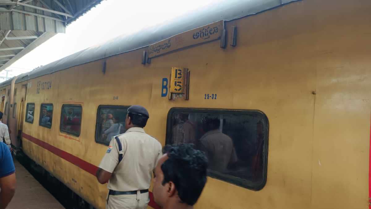 odisha train accident  Fire in Secunderabad Agartala Express  സെക്കന്തരാബാദ് ആഗർത്തല എക്‌സ്പ്രസിൽ തീപ്പിടിത്തം  ട്രെയിനിൽ തീപ്പിടിത്തം  എസി കോച്ചിൽ പുക  ട്രെയിനിൽ പുക  ഒഡീഷയിലെ ബ്രഹ്മപൂർ റെയിൽവേ സ്റ്റേഷൻ  ബാലസോറിലെ ട്രെയിൻ അപകടം  ഒഡീഷയിലെ ട്രെയിൻ ദുരന്തം  ട്രെയിൻ  സെക്കന്തരാബാദ്  കോറമണ്ഡല്‍ എക്‌സ്‌പ്രസ്  പുക  smoke and Fire in Secunderabad Agartala Express