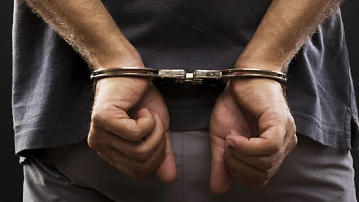 4 persons arrested for duping people