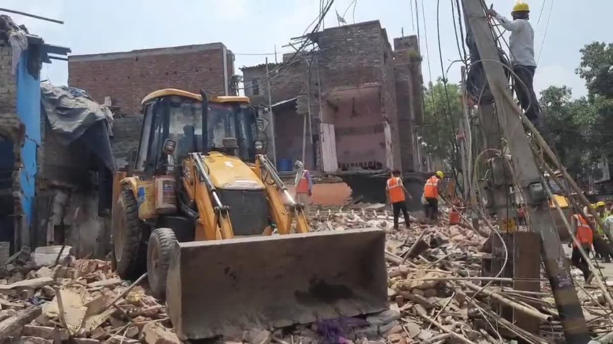 DDA bulldozer runs in Govindpuri area camp