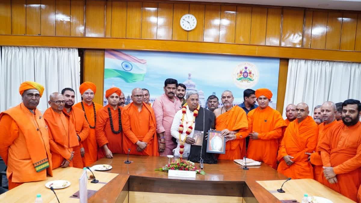 Union of Backward Dalit Math Swamijis met Siddaramaiah