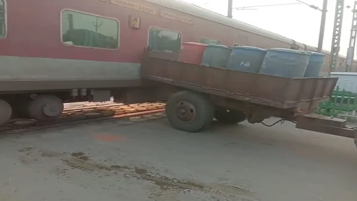 Major train mishap averted in Bokaro: Loco pilot stops train after tractor  gets stuck, major train accident averted in jharkhand