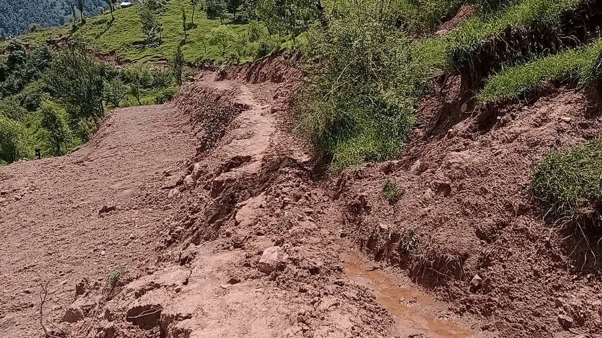 دھڑہ موربن کے لوگوں نے ضلع انتظامیہ کے خلاف احتجاجی مظاہرہ کیا