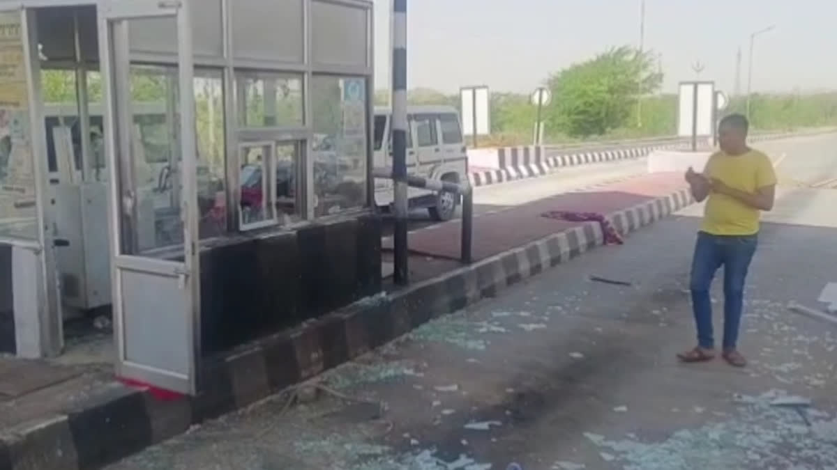 miscreants vandalised toll plaza in Barmer, firing also done