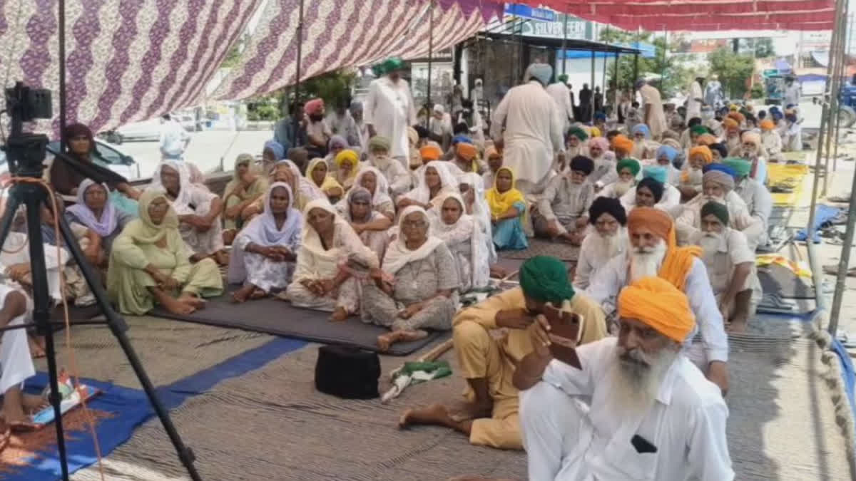 villagers staged dharna on main road of Gurudwara Sri Mastuana Sahib of Sangrur