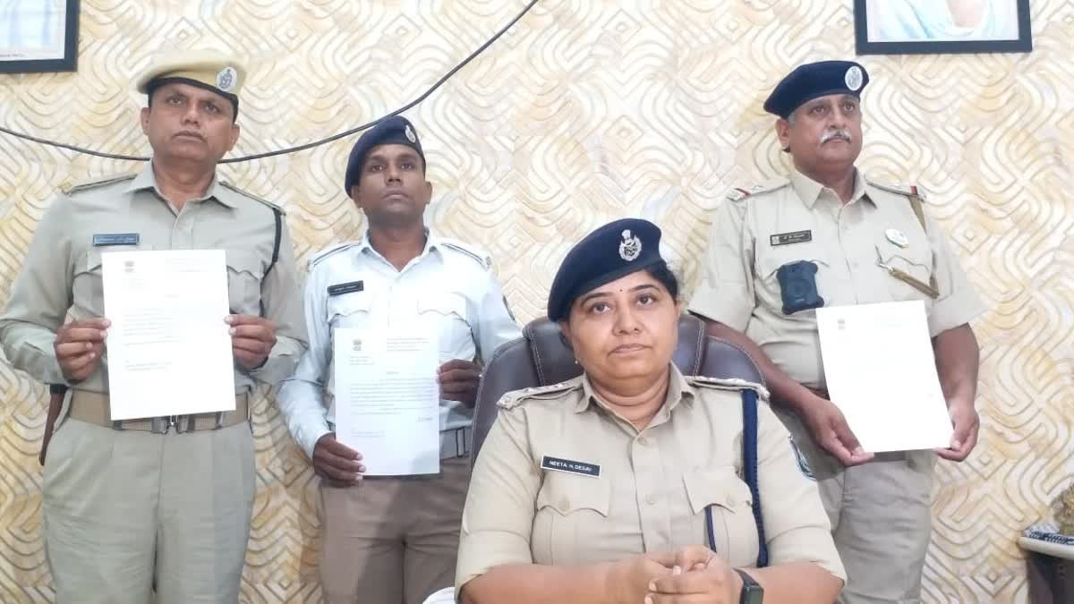 Ahmedabad Traffic Police : રાહદારી ચાલકનો જીવ બચાવનાર ટ્રાફિક પોલીસ કર્મીઓનું કરાયું સન્માન