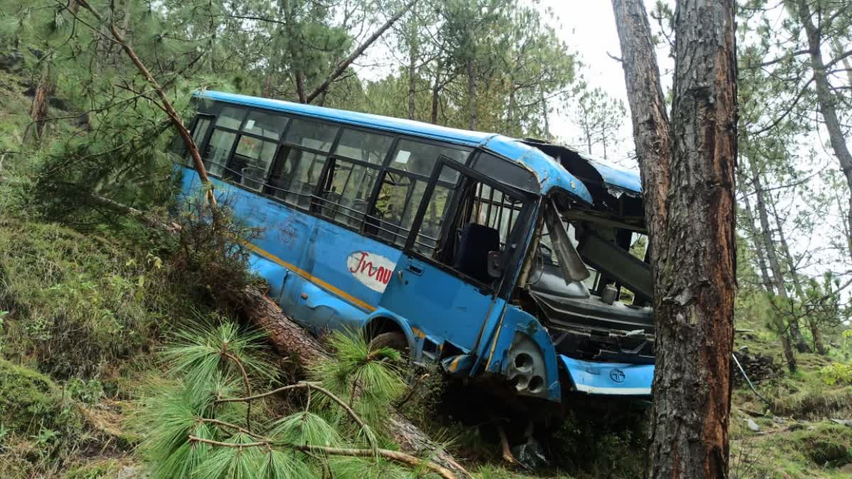 Bus will be pulled out of ditch in Karsog on Thursday.