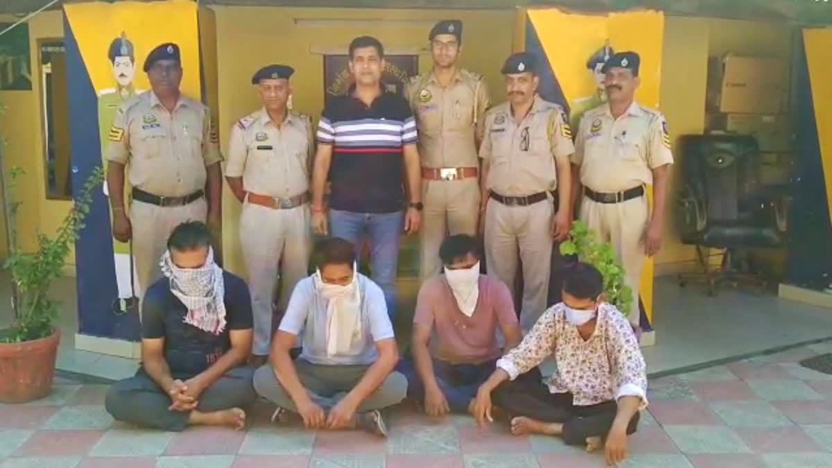 Hamirpur police busted blackmailing gang through obscene videos.