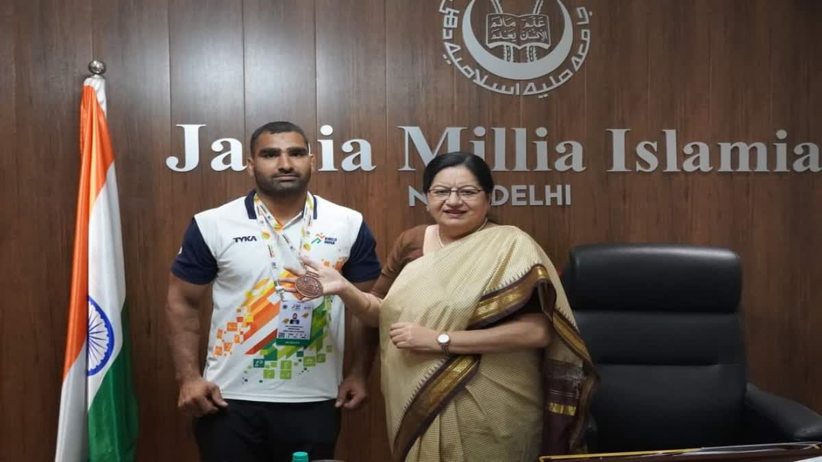 lukman ali chaudhary and vice chancellor najma akhtar