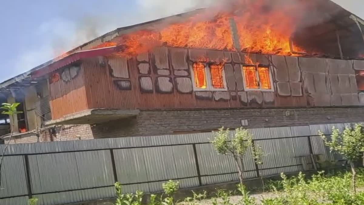 سوپور میں آگ لگنے سے ایک مکان خاکستر