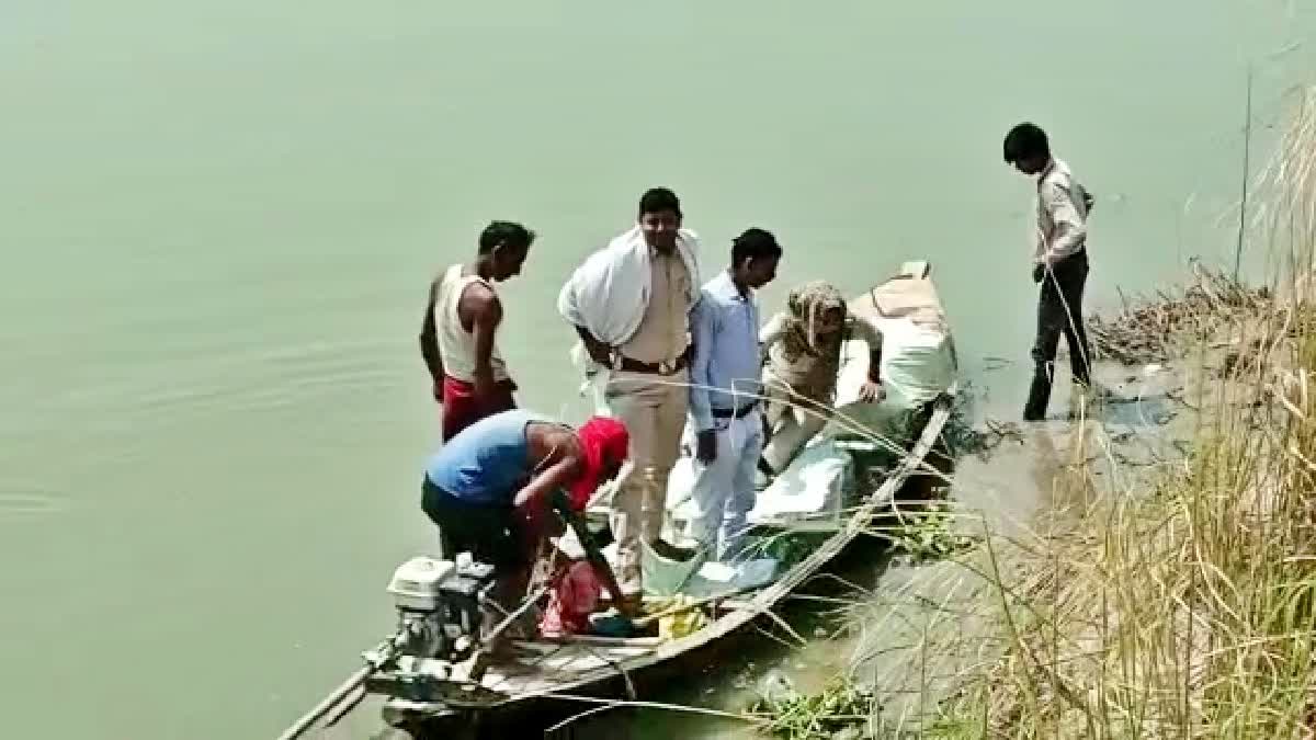 गोपालगंज में गंडक नदी के रास्ते शराब तस्करी