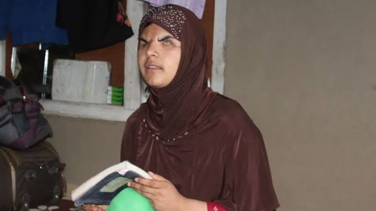 Kashmir pellet victim Insha Mushtaq on passing Class 12 exam  Kashmir pellet victim Insha Mushtaq  പ്ലസ്‌ ടു  Insha Mushtaq passed plus two with good mark  ഇത് ഉള്‍ക്കാഴ്‌ചയുടെ വിജയം  പ്ലസ് ടുവില്‍ വിജയം കൊയ്‌ത് ഇന്‍ഷ മുസ്‌താഖ്  ഇത് ഉള്‍ക്കാഴ്‌ചയുടെ നേട്ടം  ഇന്‍ഷ മുസ്‌താഖ്  ശ്രീനഗര്‍  ആദ്യം ഞാന്‍ പൊട്ടി പൊട്ടി കരഞ്ഞു