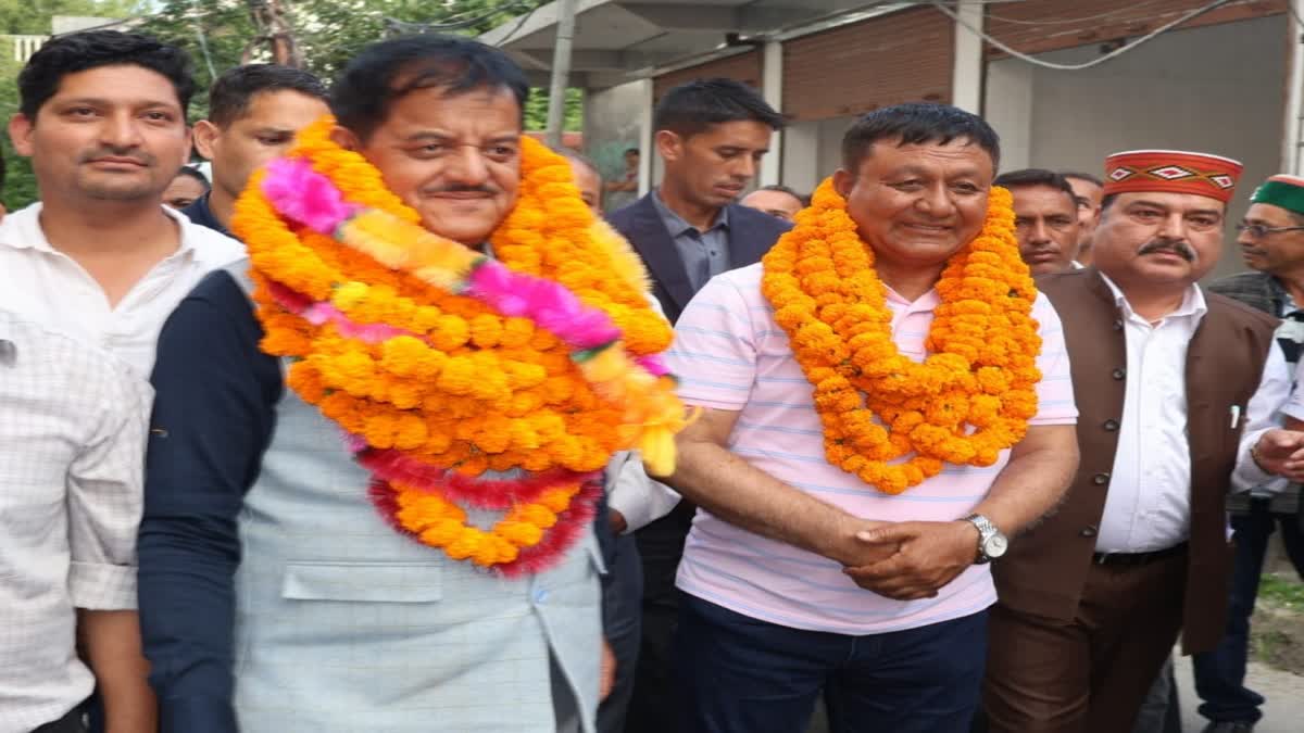 Horticulture Minister Jagat Singh Negi meeting in Dev Sadan in Kullu.