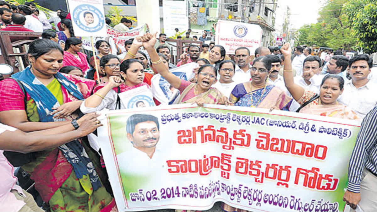 Contract workers protest in Vijayawada