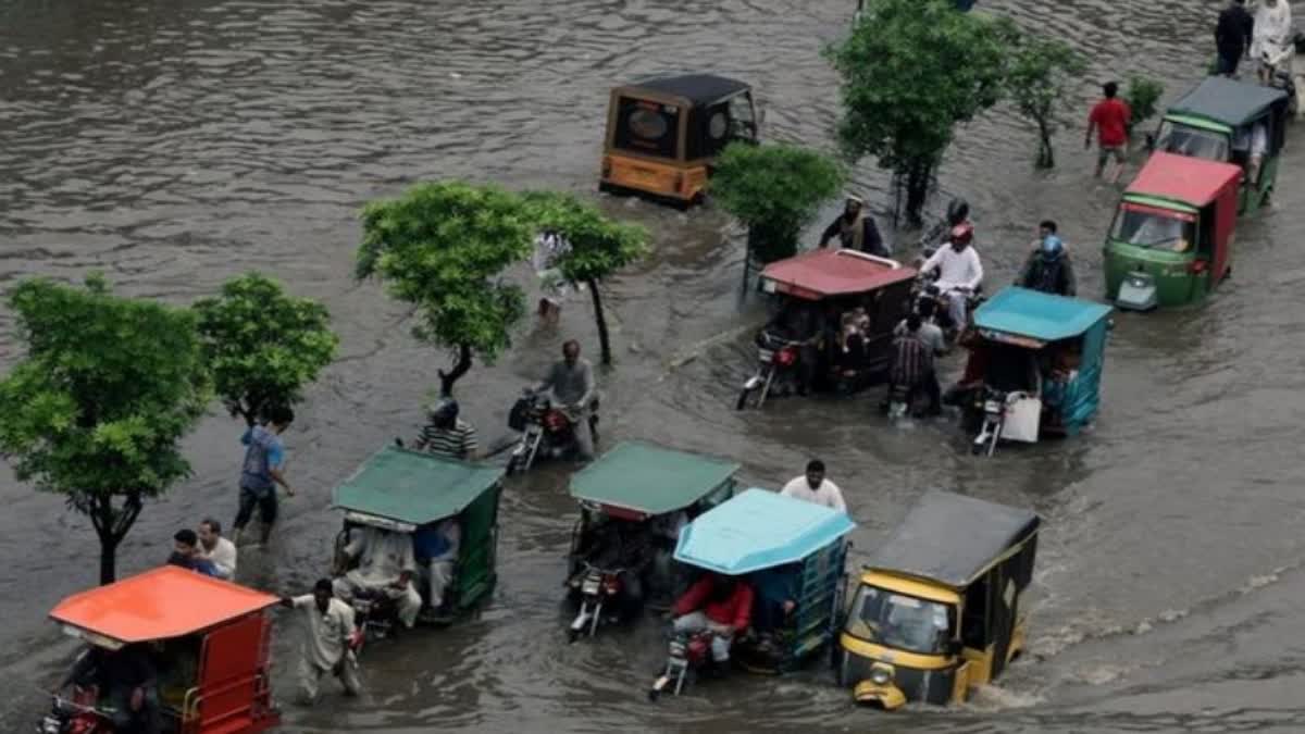 پاکستان میں شدید بارش کے باعث پچیس افراد ہلاک