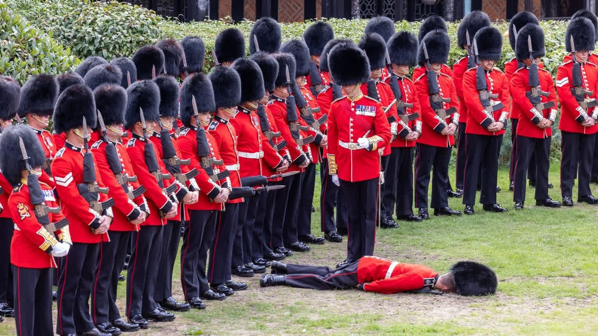 British Soldiers Faint in Heat