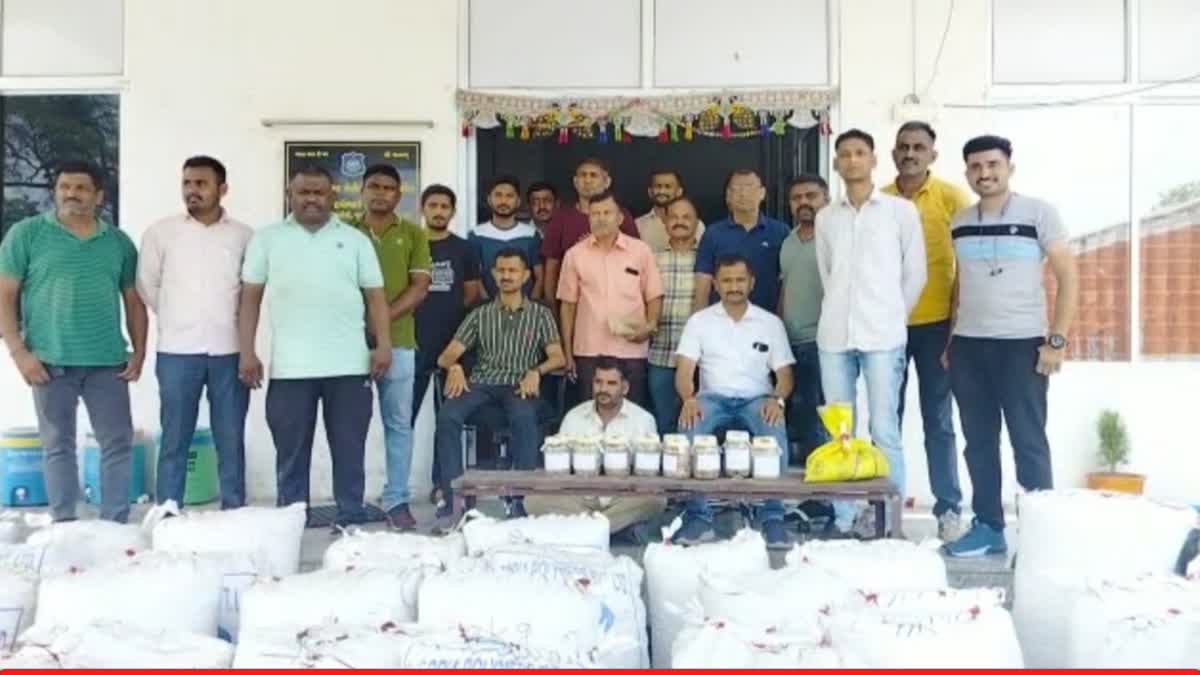 large-quantity-of-poshadoda-was-seized-from-the-bus-station-of-vemali-village-in-vadodara