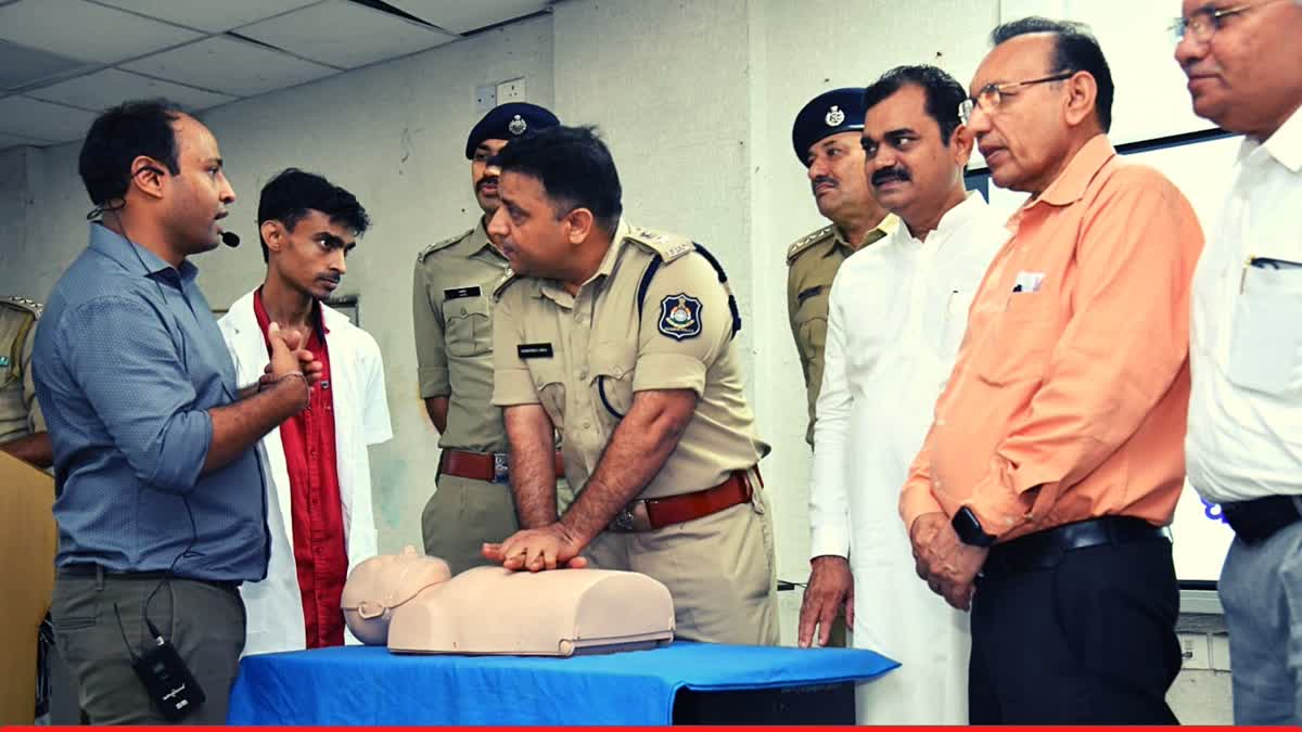 cpr-training-was-given-to-the-police-in-the-state-including-ahmedabad-and-they-will-work-in-emergencies