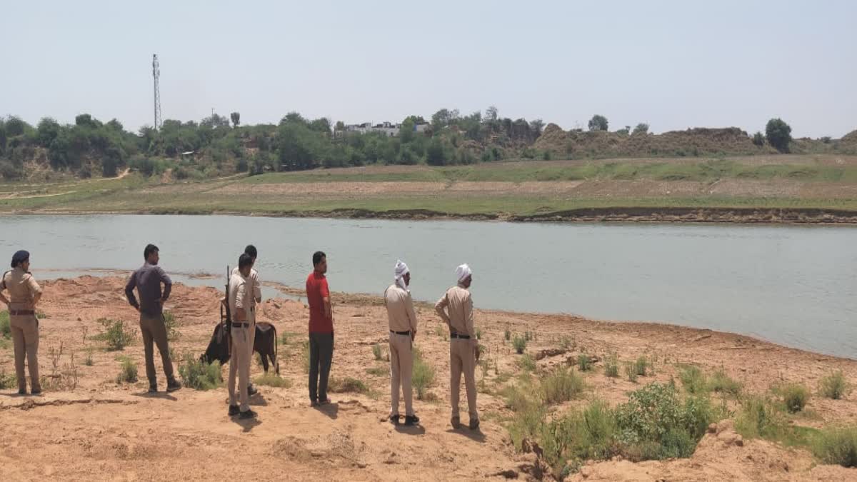 bhind police seized sand dumps in rugged sindh