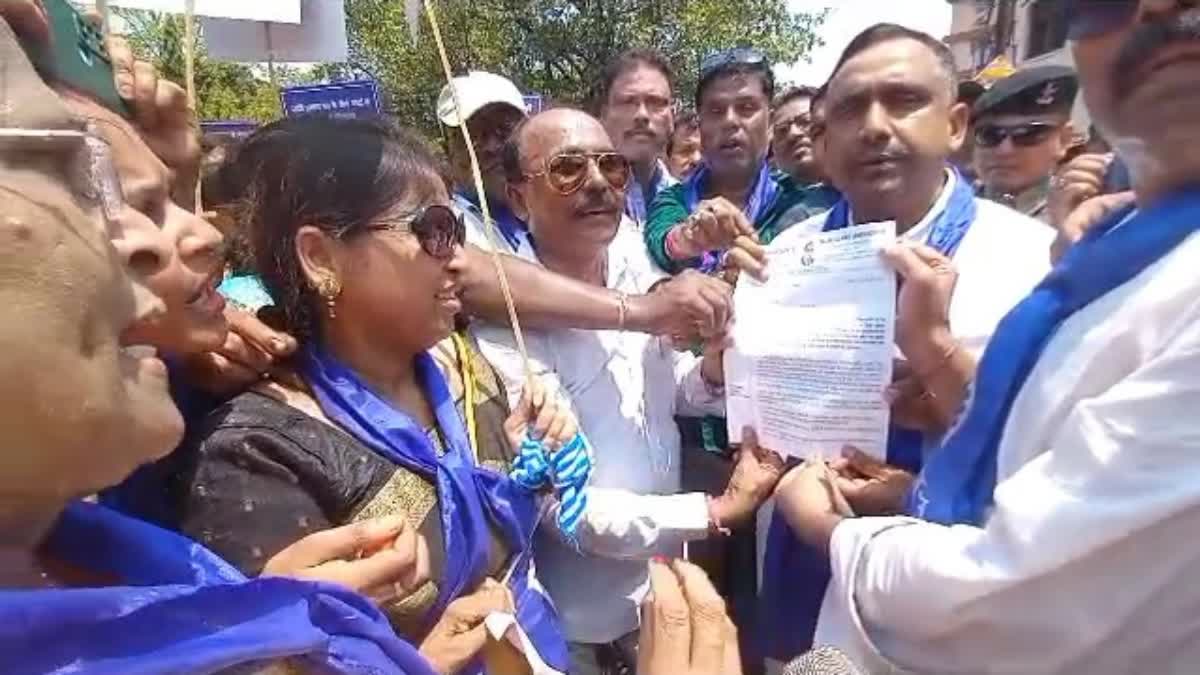 protest-outside-minister-residence-in-jamshedpur-regarding-problem-of-making-caste-and-residential-certificate