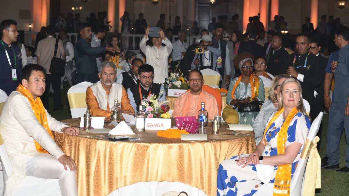 विदेश मंत्री एस जयशंकर को G20 का लोगो देते सीएम योगी. विदेश मंत्री एस जयशंकर को G20 का लोगो देते सीएम योगी.
