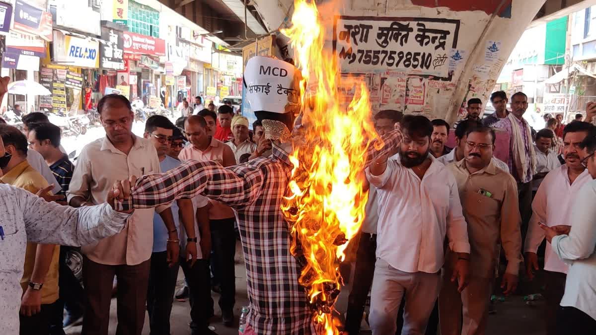 Traders burnt effigy of MCD in Rohtas Nagar