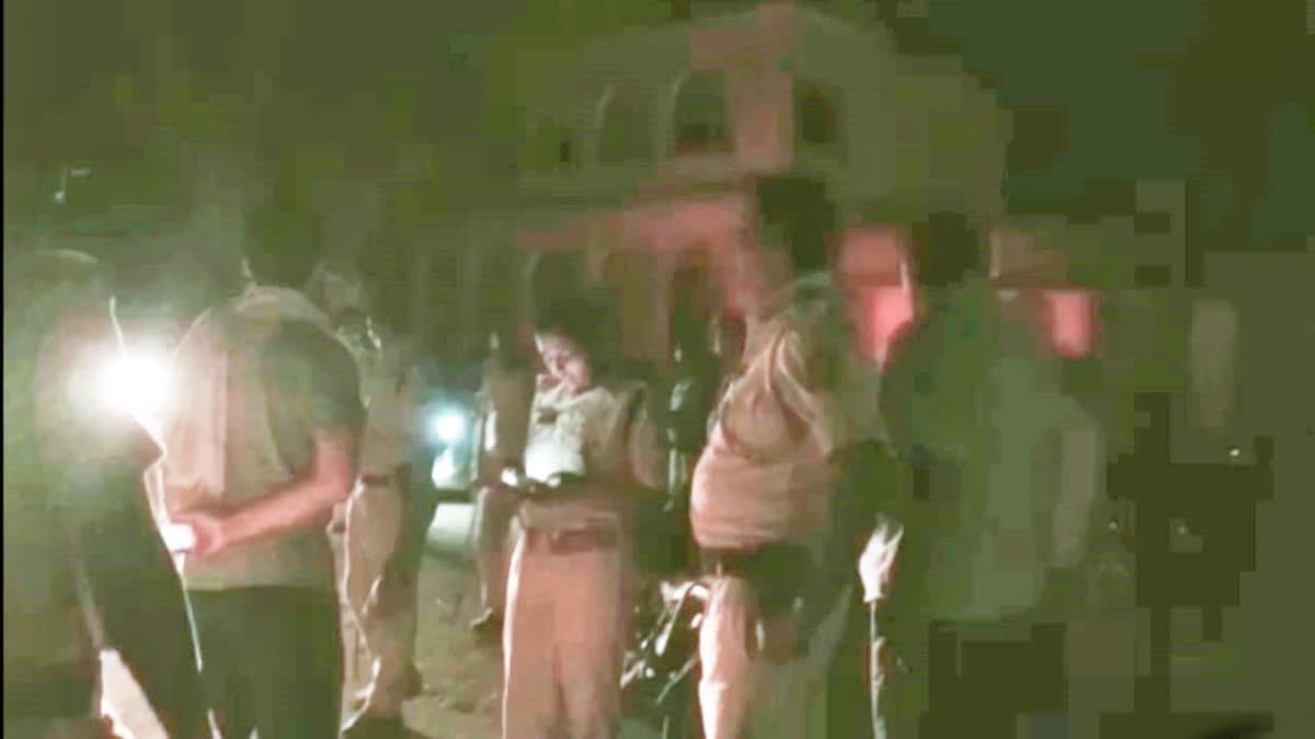 पुलिस टीम पर शराब माफियाओं का हमला
